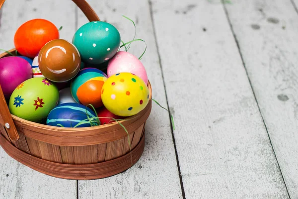 Cesta Con Huevos Pascua Coloridos Pintados Mesa Madera — Foto de Stock