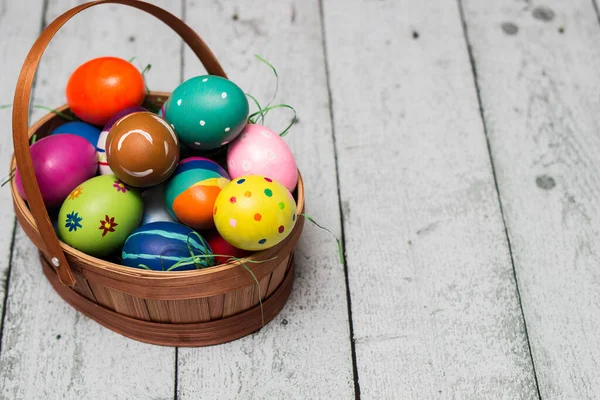 Cesta Con Huevos Pascua Coloridos Pintados Mesa Madera — Foto de Stock