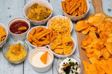 Baharatlı tortilla cipsi ve sos.