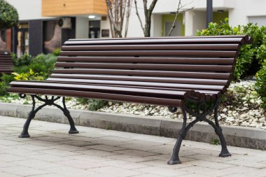 Binanın avlusunda yeni bir bank