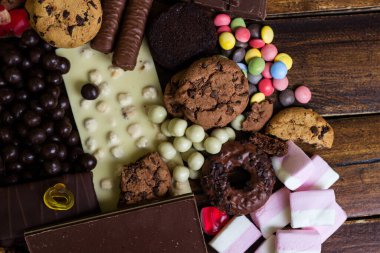 Şeker, jöle, çikolata, bisküvi ve donut.