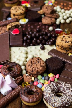 Şeker, jöle, çikolata, bisküvi ve donut.