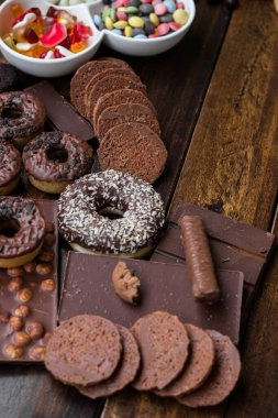 Şeker, jöle, çikolata, bisküvi ve donut.