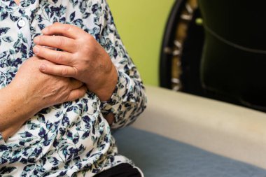 Göğüs ağrısı çeken son sınıf öğrencisi bir kadın.