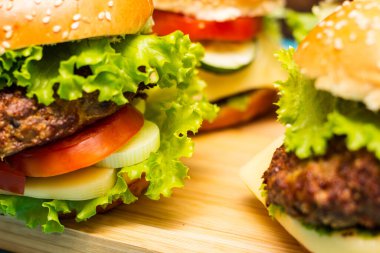 Tahta masada lezzetli hamburgerler.