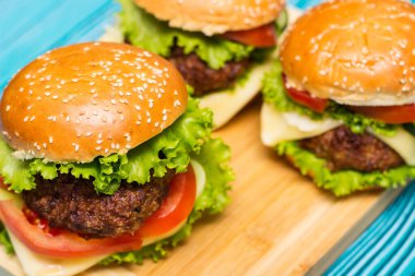 Tahta masada lezzetli hamburgerler.