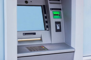 Para çekmek ve diğer mali işlemler için modern sokak ATM makinesi