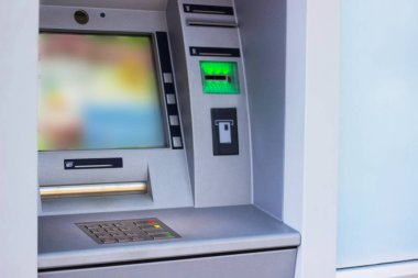 Para çekmek ve diğer mali işlemler için modern sokak ATM makinesi