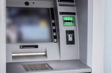 Para çekmek ve diğer mali işlemler için modern sokak ATM makinesi