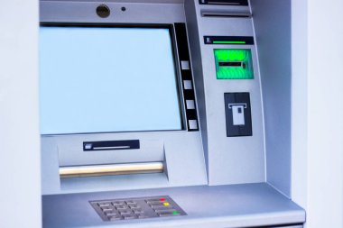 Para çekmek ve diğer mali işlemler için modern sokak ATM makinesi