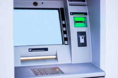 Para çekmek ve diğer mali işlemler için modern sokak ATM makinesi