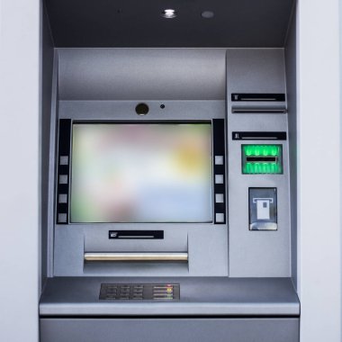 Para çekmek ve diğer mali işlemler için modern sokak ATM makinesi