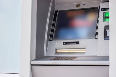 Para çekmek ve diğer mali işlemler için modern sokak ATM makinesi