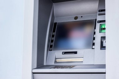 Para çekmek ve diğer mali işlemler için modern sokak ATM makinesi