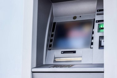 Para çekmek ve diğer mali işlemler için modern sokak ATM makinesi