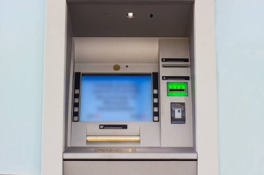 Para çekmek ve diğer mali işlemler için modern sokak ATM makinesi