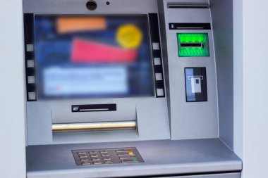 Para çekmek ve diğer mali işlemler için modern sokak ATM makinesi