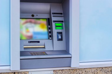 Para çekmek ve diğer mali işlemler için modern sokak ATM makinesi