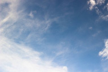 Beyaz bulutlarla kaplı güzel bir gökyüzü. Mavi gökyüzünde hafif kümülüs bulutları. Geniş resim.