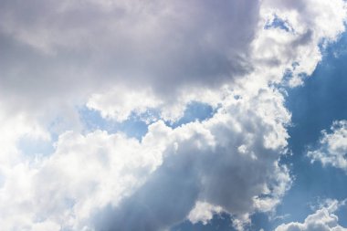 Beyaz bulutlarla kaplı güzel bir gökyüzü. Mavi gökyüzünde hafif kümülüs bulutları. Geniş resim.