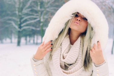 bir kış moda kadın portresi
