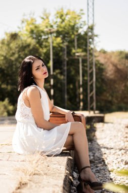 Bir tren bekleyen kadın