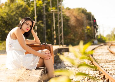 Bir tren bekleyen kadın