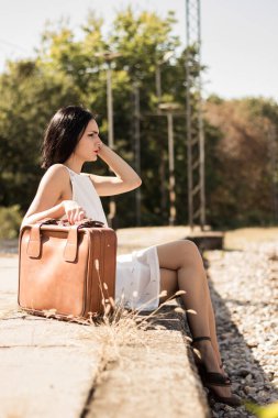 Bir tren bekleyen kadın