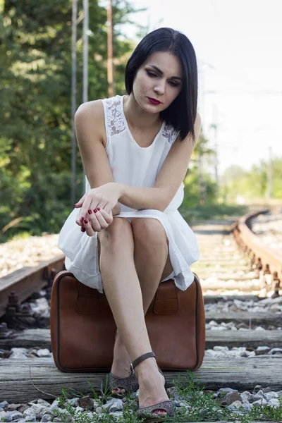 Красива Жінка Сидить Валізі Чекає Поїзд — стокове фото