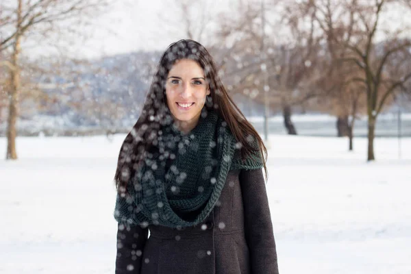 Πορτρέτο Του Όμορφου Κοριτσιού Εξωτερικούς Χώρους Ενώ Δείχνει Χειμωνιάτικη Ομορφιά — Φωτογραφία Αρχείου