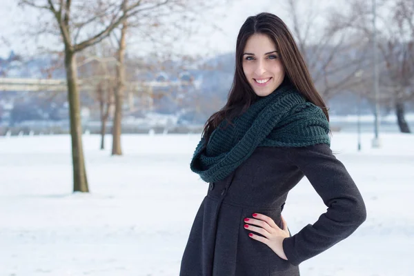 Portrait Beautiful Girl Outdoors While Showing Winter Beauty Smiling — 图库照片