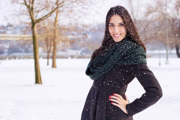 Portrait Beautiful Girl Outdoors While Showing Winter Beauty Smiling — Stockfoto