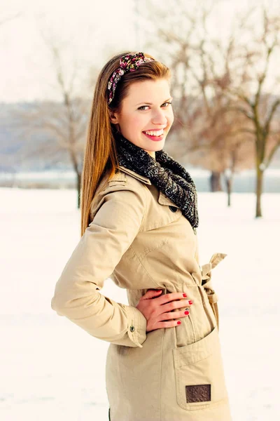 Πορτρέτο Της Όμορφης Χαμογελαστής Γυναίκας Χειμώνας — Φωτογραφία Αρχείου