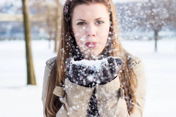 Portret Pięknej Uśmiechniętej Kobiety Zima — Zdjęcie stockowe