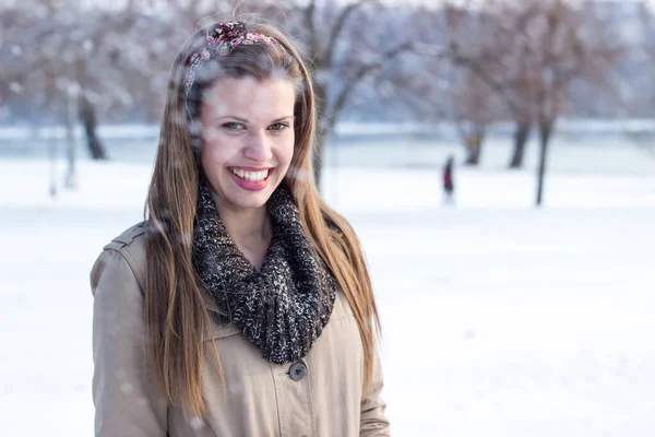 Πορτρέτο Της Όμορφης Χαμογελαστής Γυναίκας Χειμώνας — Φωτογραφία Αρχείου
