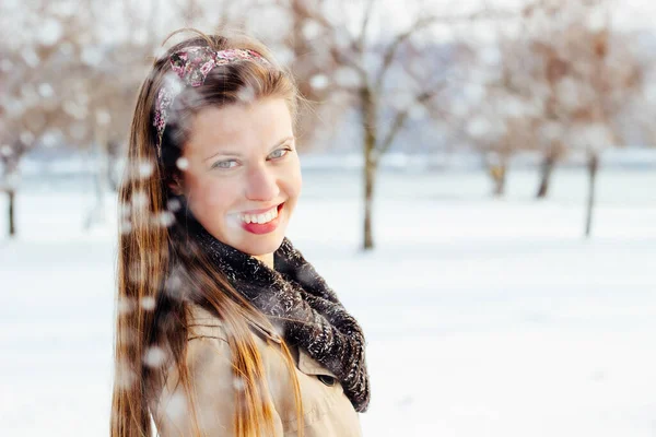 Portrait Beautiful Smiling Woman Winter — Stockfoto