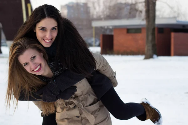 Дві Молоді Дівчата Розважаються Снігу — стокове фото