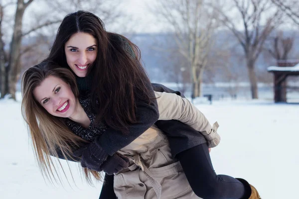 Дві Молоді Дівчата Розважаються Снігу — стокове фото