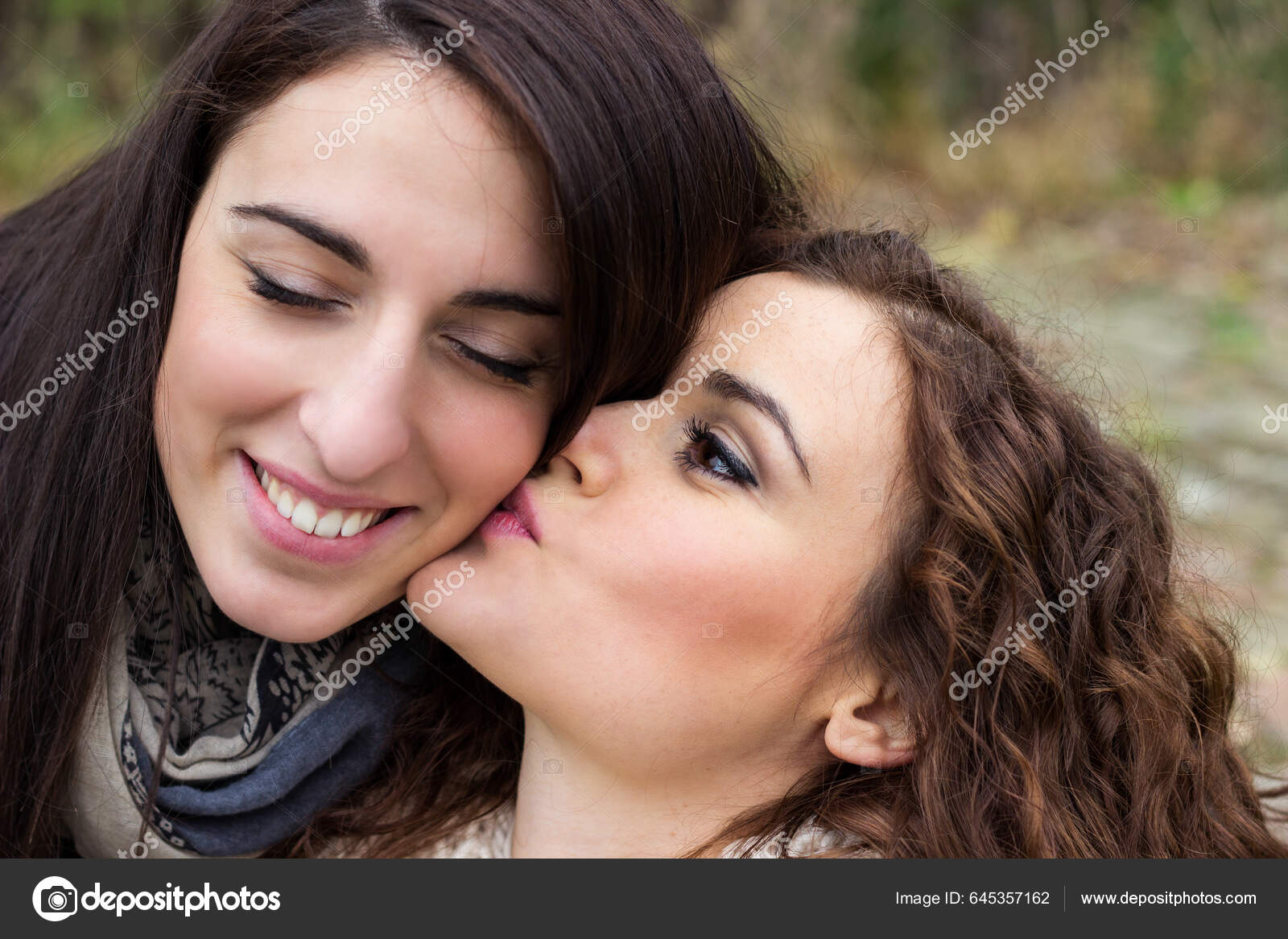 Ami Donne Baiser Meilleure Amie image libre de droit par sanjagrujic ©  #645357162