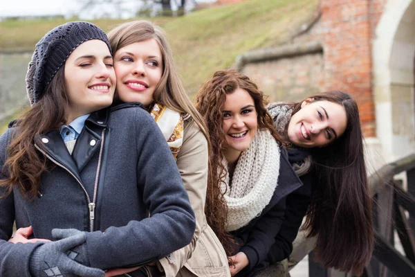 Retrato Quatro Jovens Mulheres Atraentes Sorrindo Rindo — Fotografia de Stock