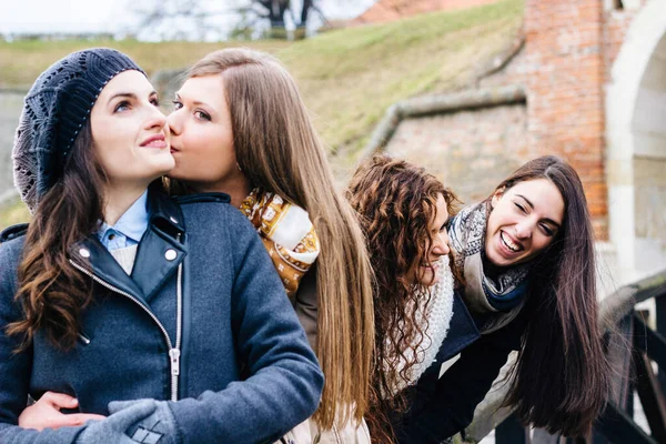 Gülümseyen Gülen Dört Çekici Genç Kadının Portresi — Stok fotoğraf