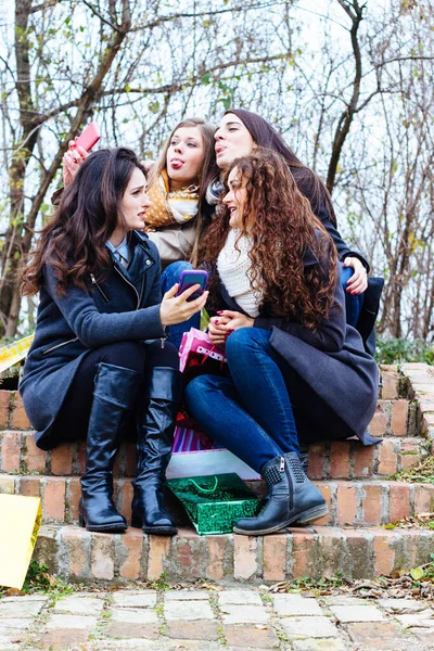Grupo Amigos Com Smartphone Conversando Rindo — Fotografia de Stock
