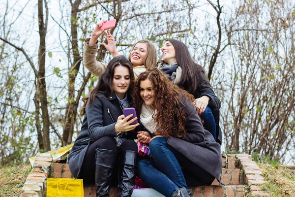 Grupo Amigos Com Smartphone Conversando Rindo — Fotografia de Stock