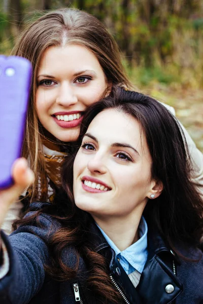 Dois Amigos Sorridentes Tirando Selfie Aproveitando Dia Ensolarado Outono Parque — Fotografia de Stock