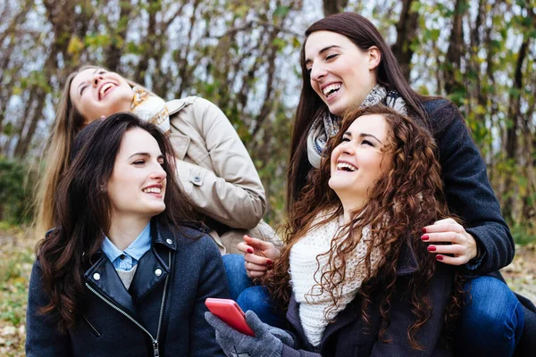 Grupa Przyjaciół Smartfonem Rozmawiających Śmiejących Się — Zdjęcie stockowe