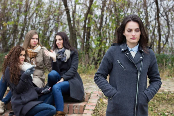 Trauriges Mädchen Mit Freunden Die Hintergrund Tratschen Hinter Ihrem Rücken — Stockfoto