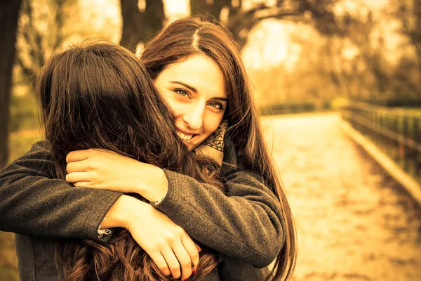 Menina Abraçando Seu Melhor Amigo Parque — Fotografia de Stock