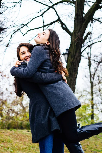Menina Abraçando Seu Melhor Amigo Parque — Fotografia de Stock
