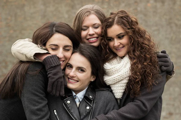 Gülümseyen Gülen Dört Çekici Genç Kadının Portresi — Stok fotoğraf