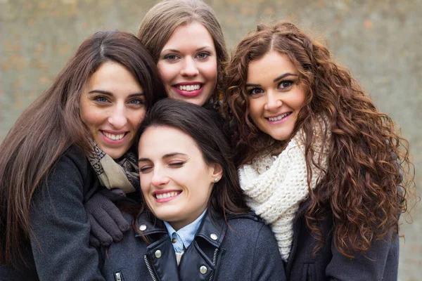 Retrato Cuatro Jóvenes Atractivas Sonrientes Riendo —  Fotos de Stock